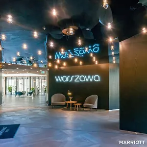 رينيسانس مطار فندق